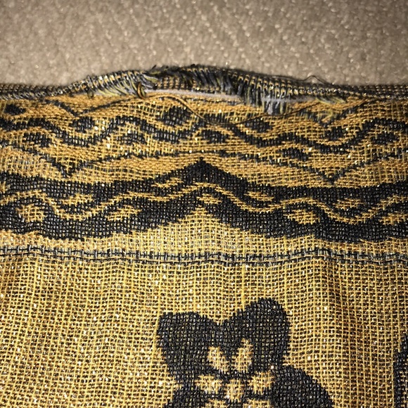 Woman’s Beautiful Paisley Pashmina - Picture 7 of 10